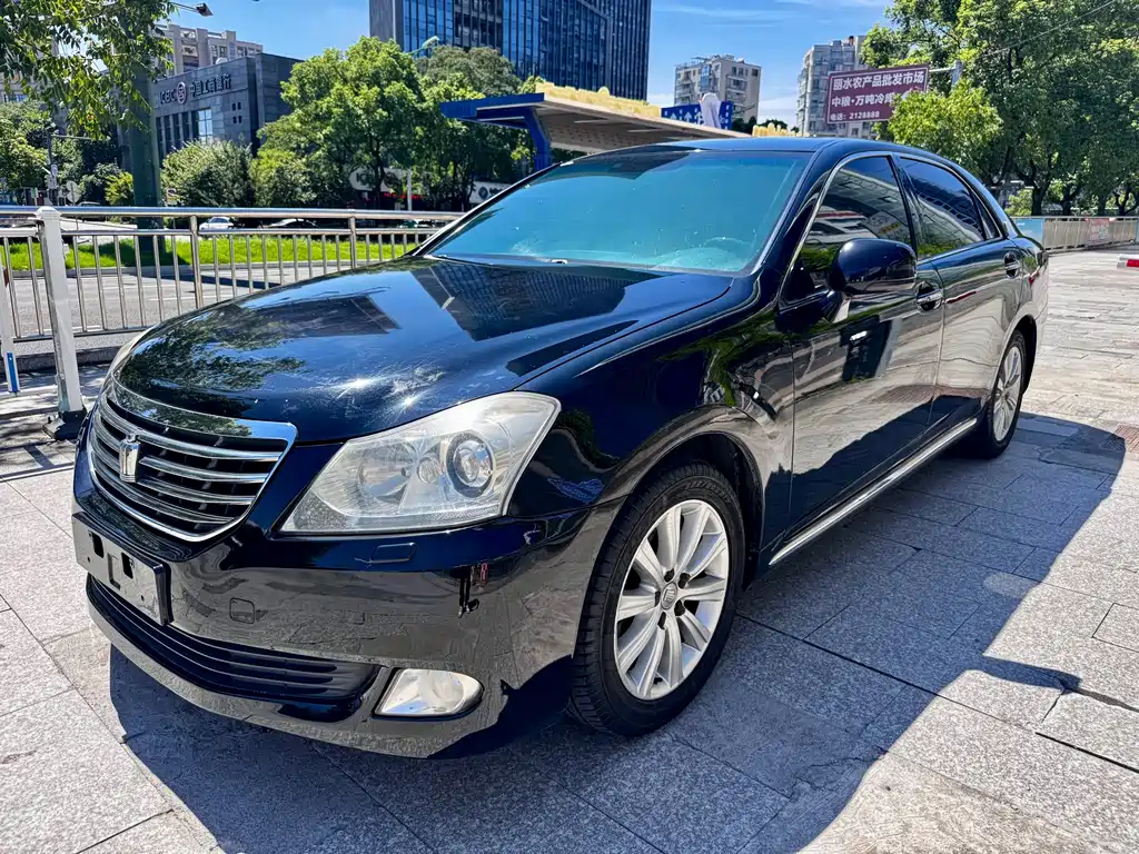 Toyota Crown — миниатюра 2