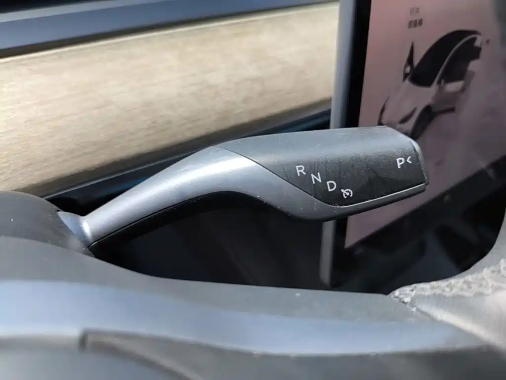 Tesla Model Y — миниатюра 14