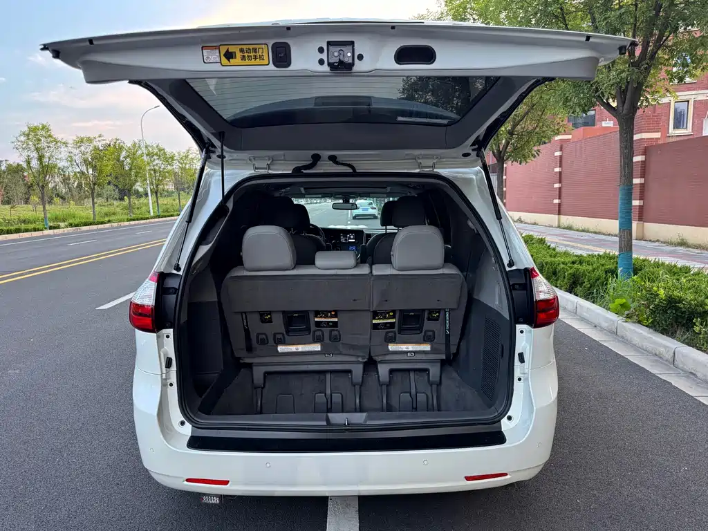 Toyota Sienna — миниатюра 23