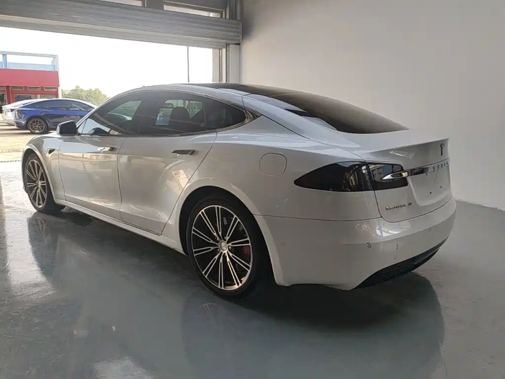 Tesla Model S — миниатюра 5