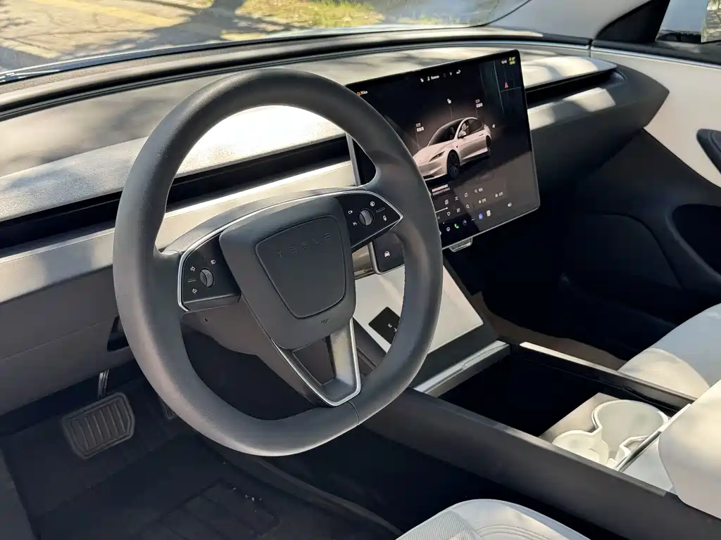 Tesla Model 3 — миниатюра 5