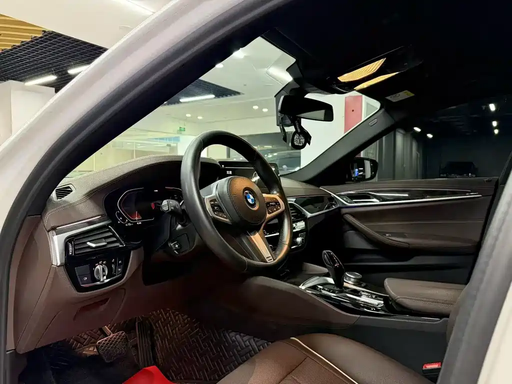 BMW 5 Series — миниатюра 4