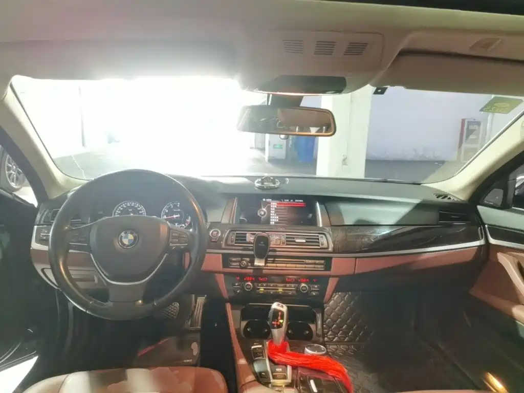 BMW 5 Series — миниатюра 10