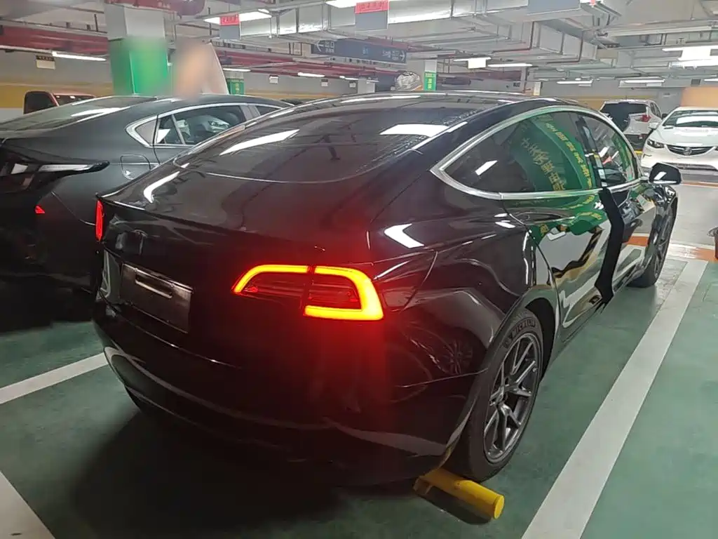 Tesla Model 3 — миниатюра 7