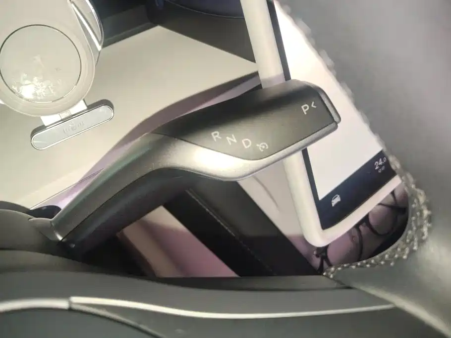 Tesla Model Y — миниатюра 16
