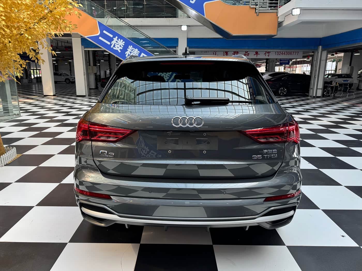 Audi Q3 1.4 л 2023 г. Серебристо-серый, пробег 43000 км