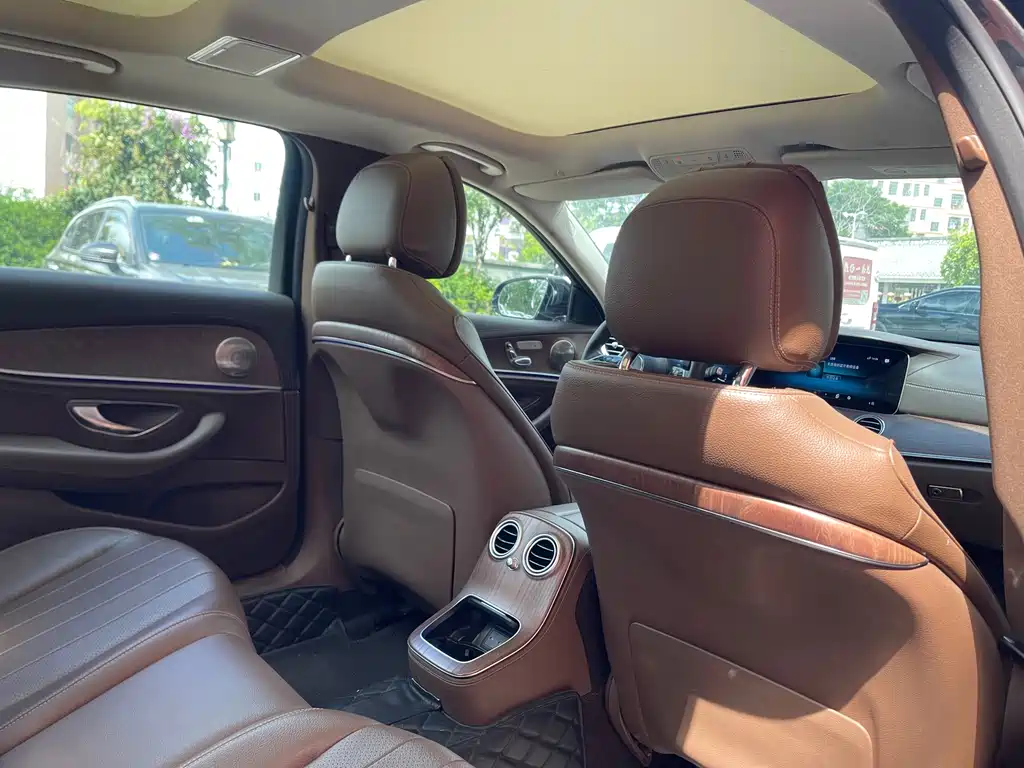 Mercedes-Benz E-Class — миниатюра 13