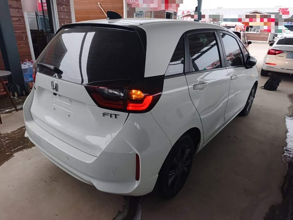 Honda Fit 1.5 л 2023 г. Белый, пробег 27300 км