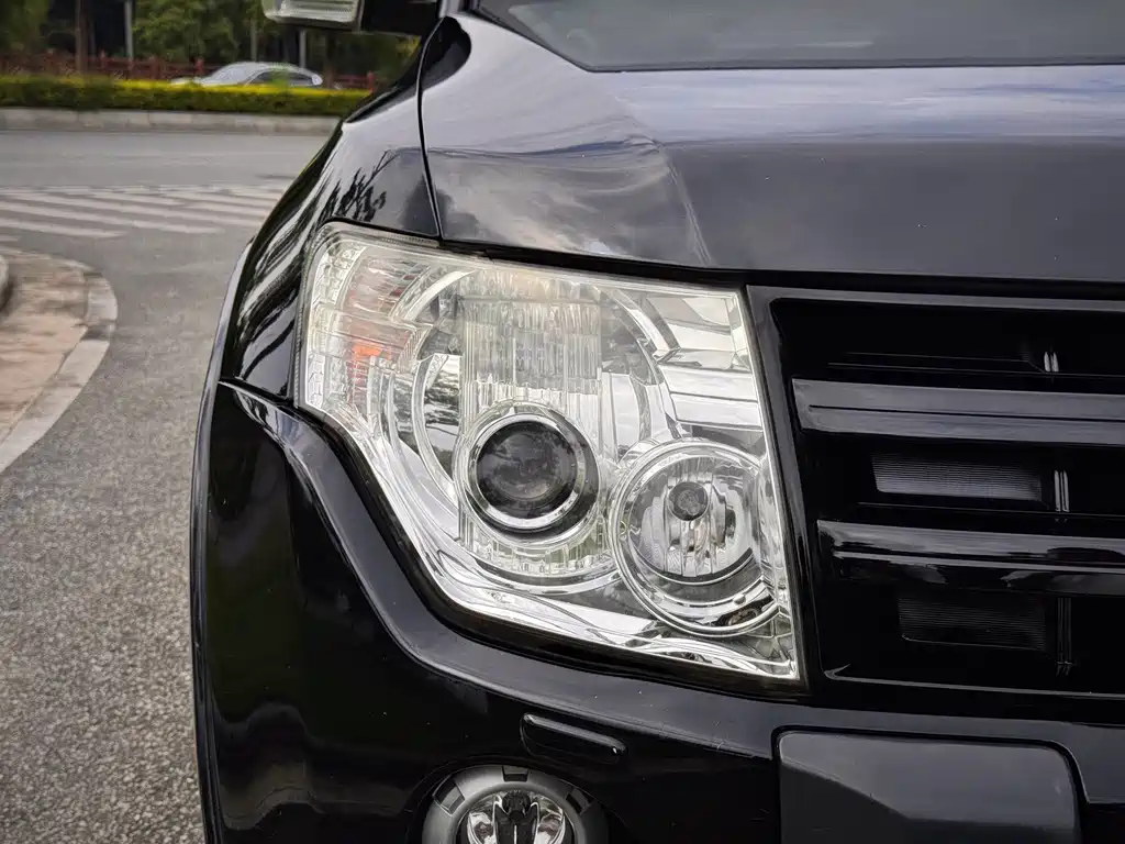 Mitsubishi Pajero (Import) — миниатюра 4