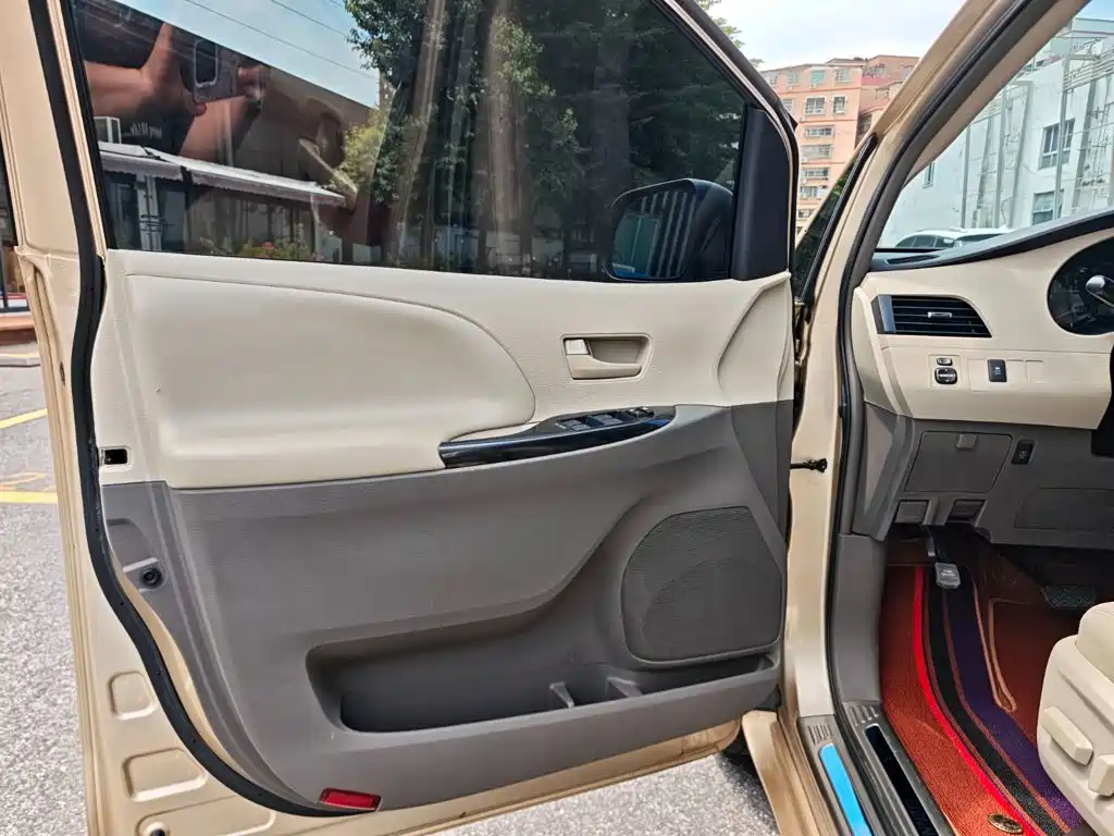 Toyota Sienna — миниатюра 21