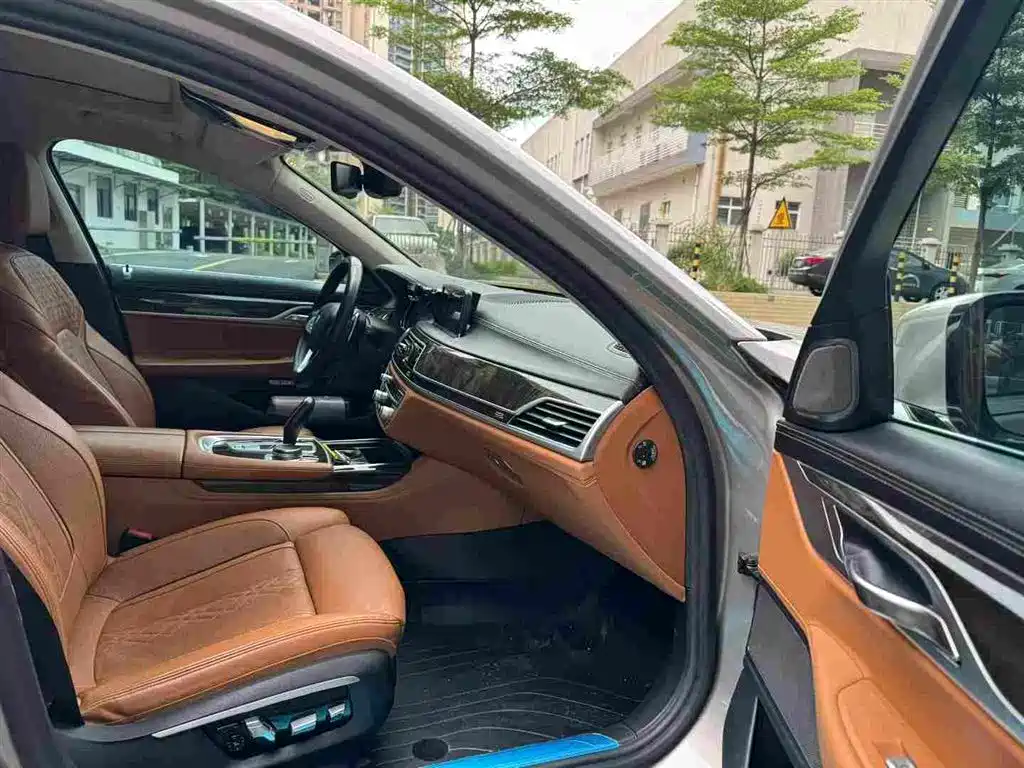 BMW 7 Series — миниатюра 8