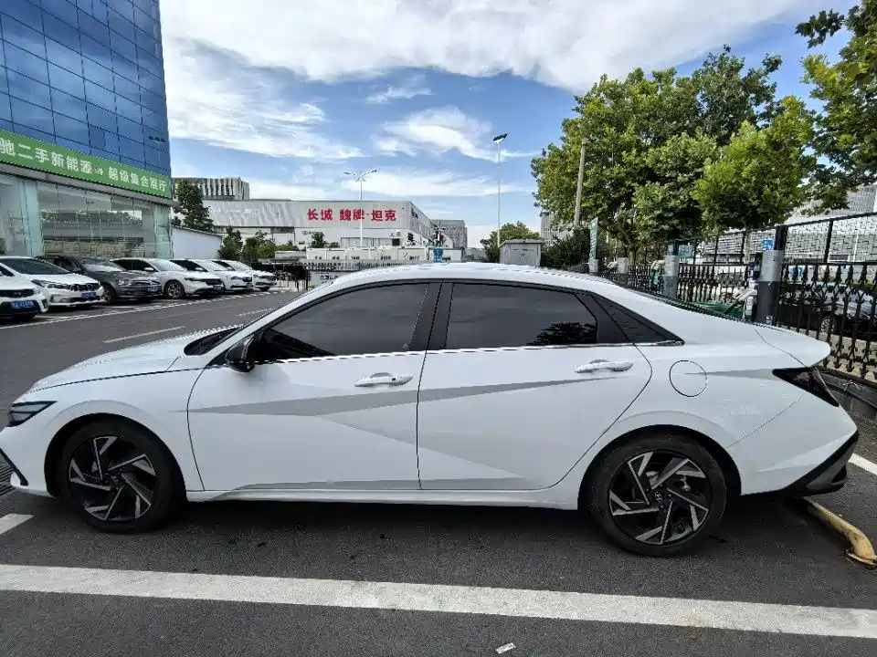 Hyundai Elantra — миниатюра 9