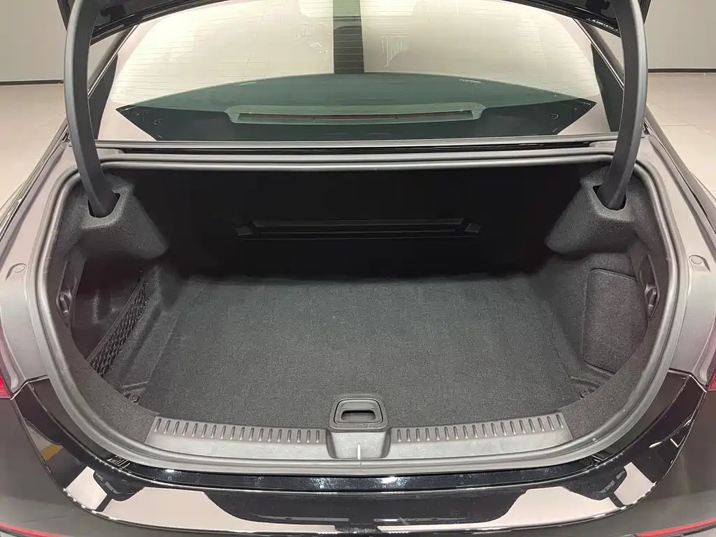 Mercedes-Benz E-Class — миниатюра 11