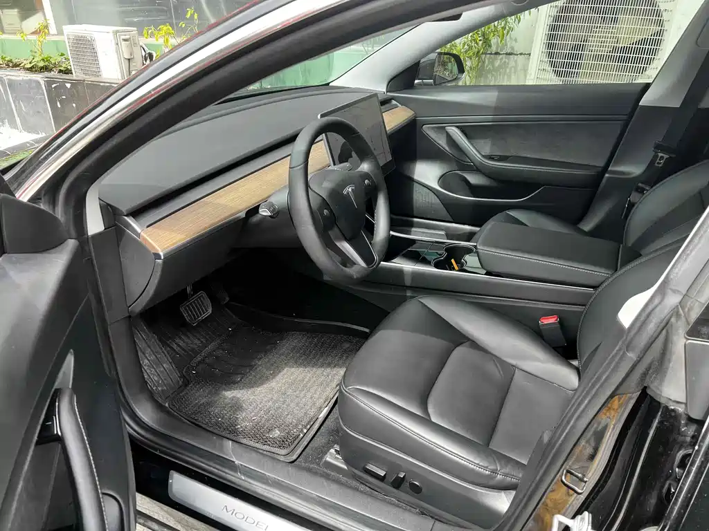 Tesla Model 3 — миниатюра 10