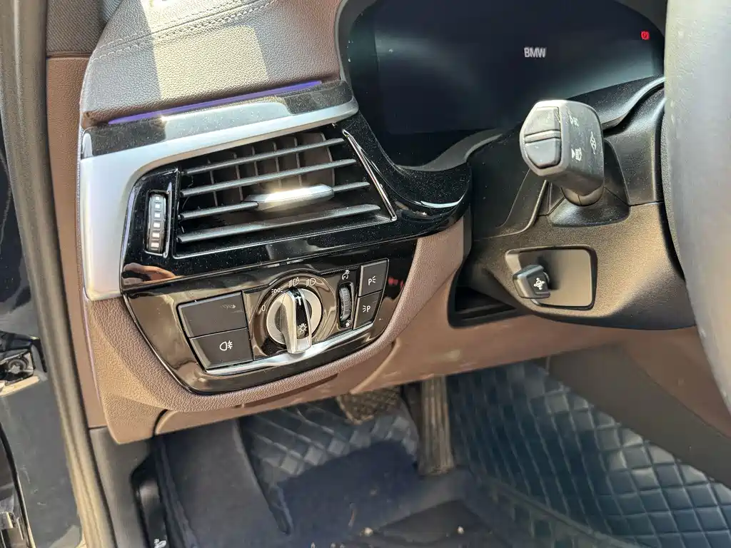BMW 5 Series — миниатюра 9