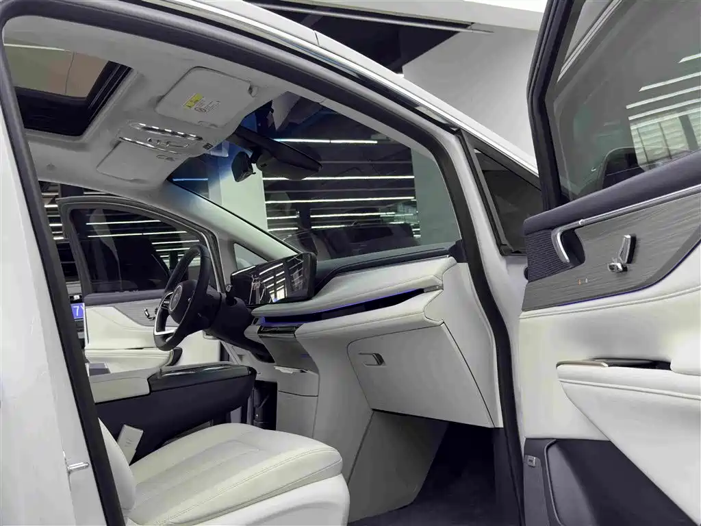 Buick GL8 Hybrid — миниатюра 10