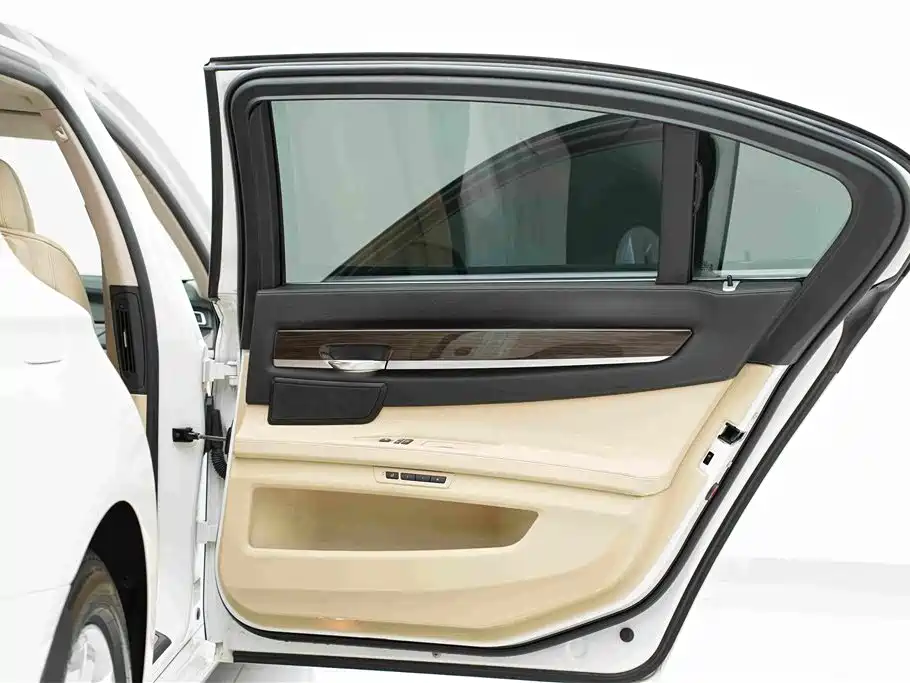 BMW 7 Series — миниатюра 28