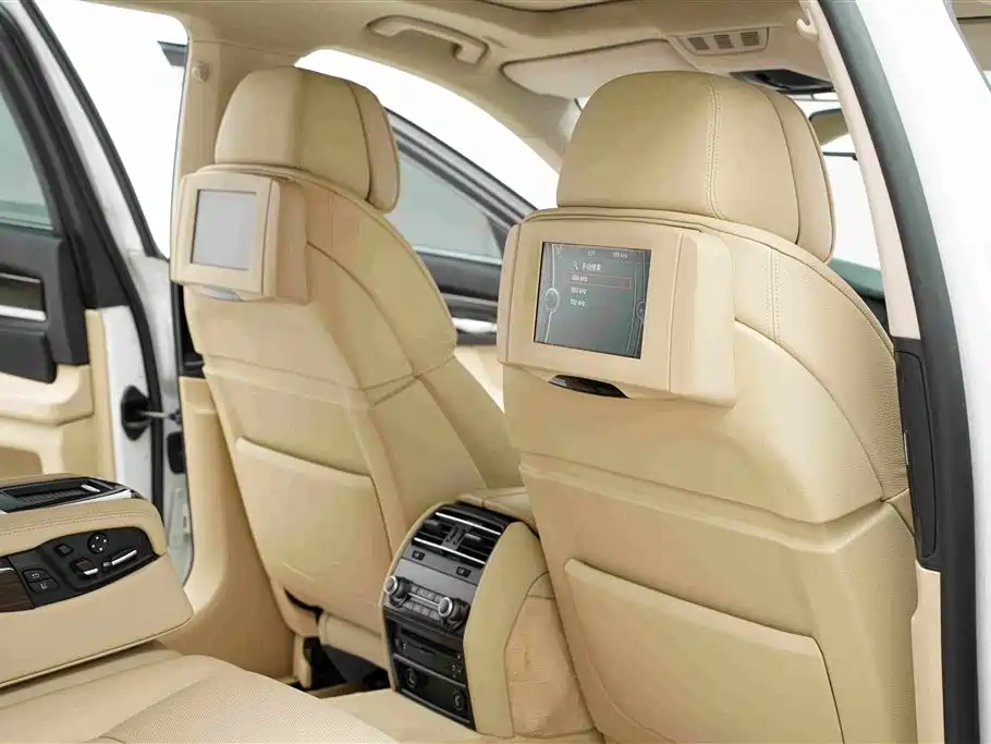BMW 7 Series — миниатюра 26