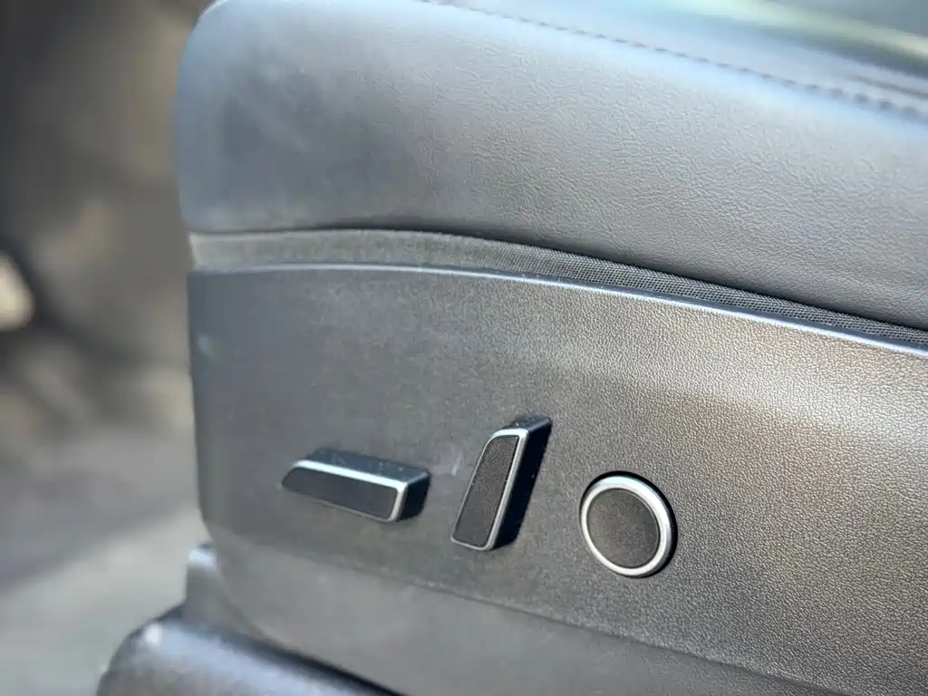 Tesla Model Y — миниатюра 8