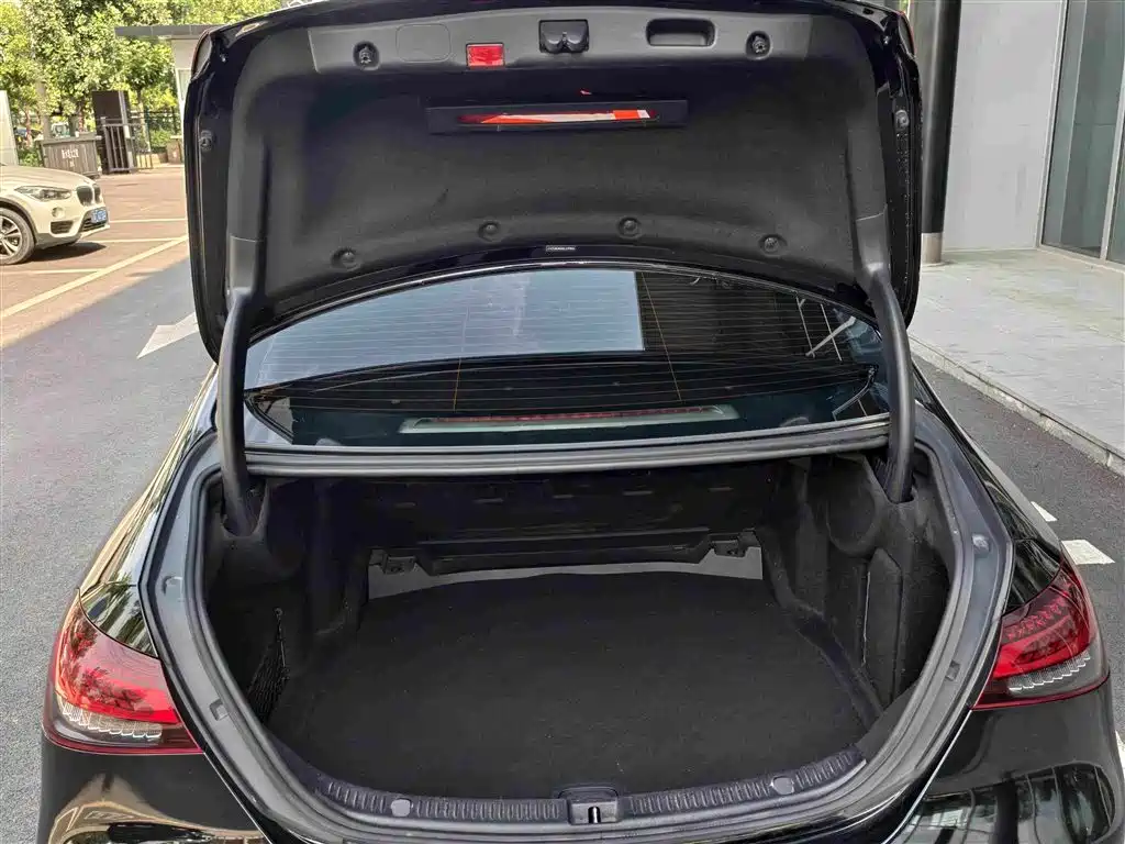 Mercedes-Benz E-Class — миниатюра 16