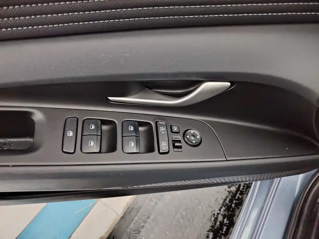 Hyundai Elantra — миниатюра 11