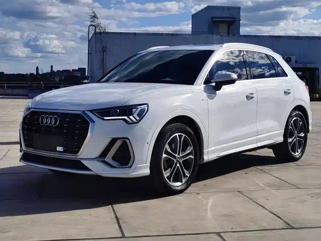 AUDI  Q3