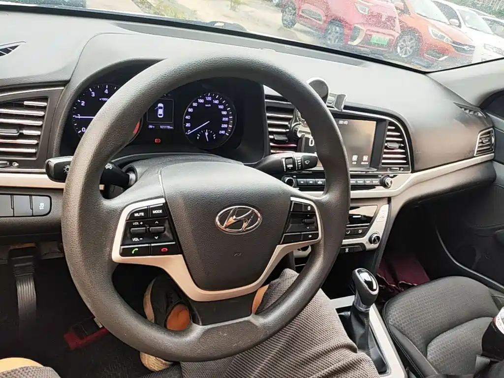 Hyundai Elantra — миниатюра 10
