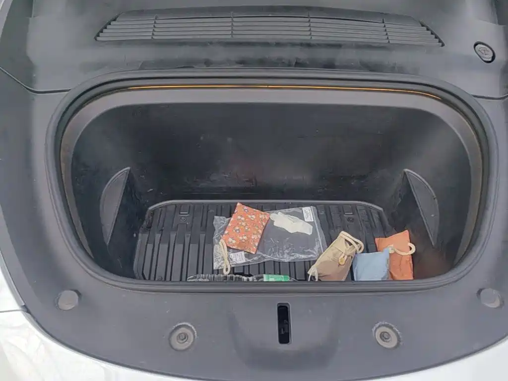 Tesla Model Y — миниатюра 20