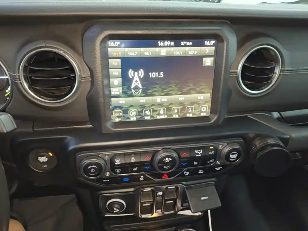 Jeep Wrangler PHEV — миниатюра 13