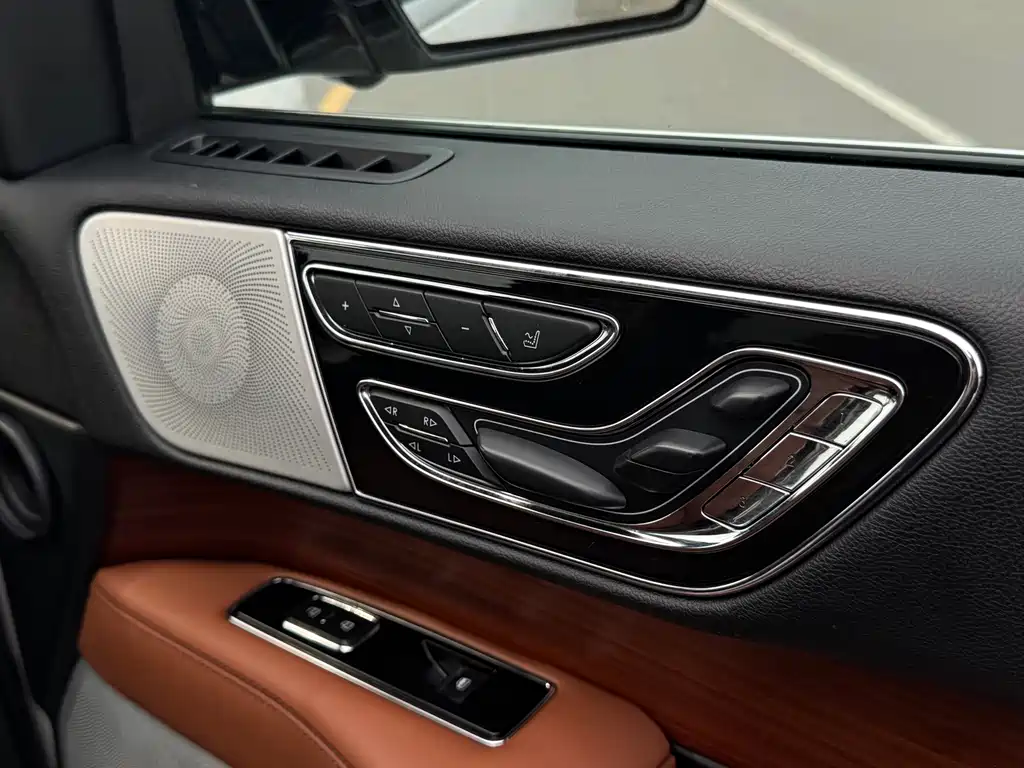 Lincoln Navigator — миниатюра 24