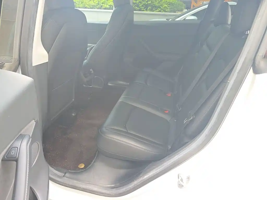 Tesla Model Y — миниатюра 16