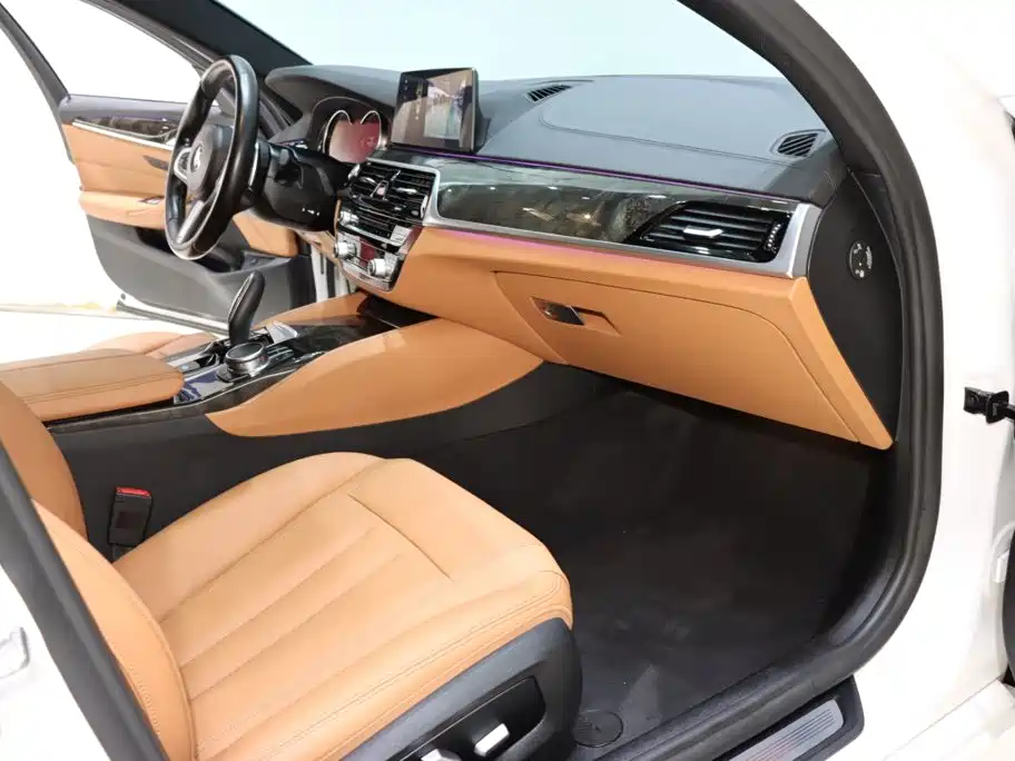 BMW 5 Series — миниатюра 8
