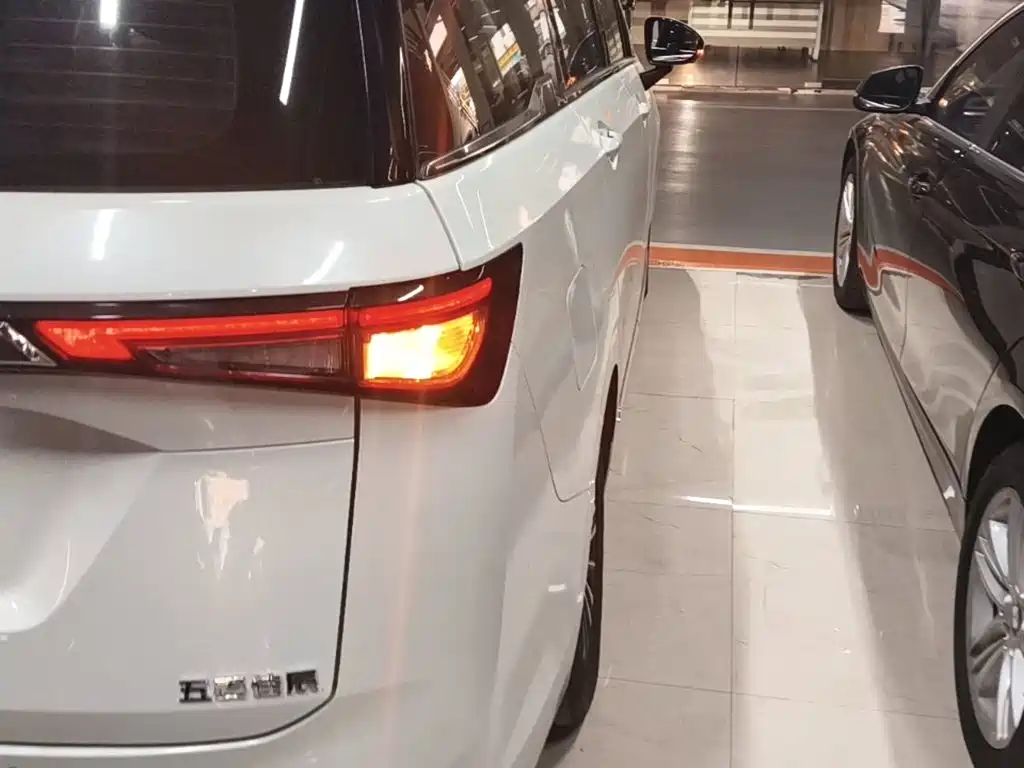 Wuling Jiachen — миниатюра 8