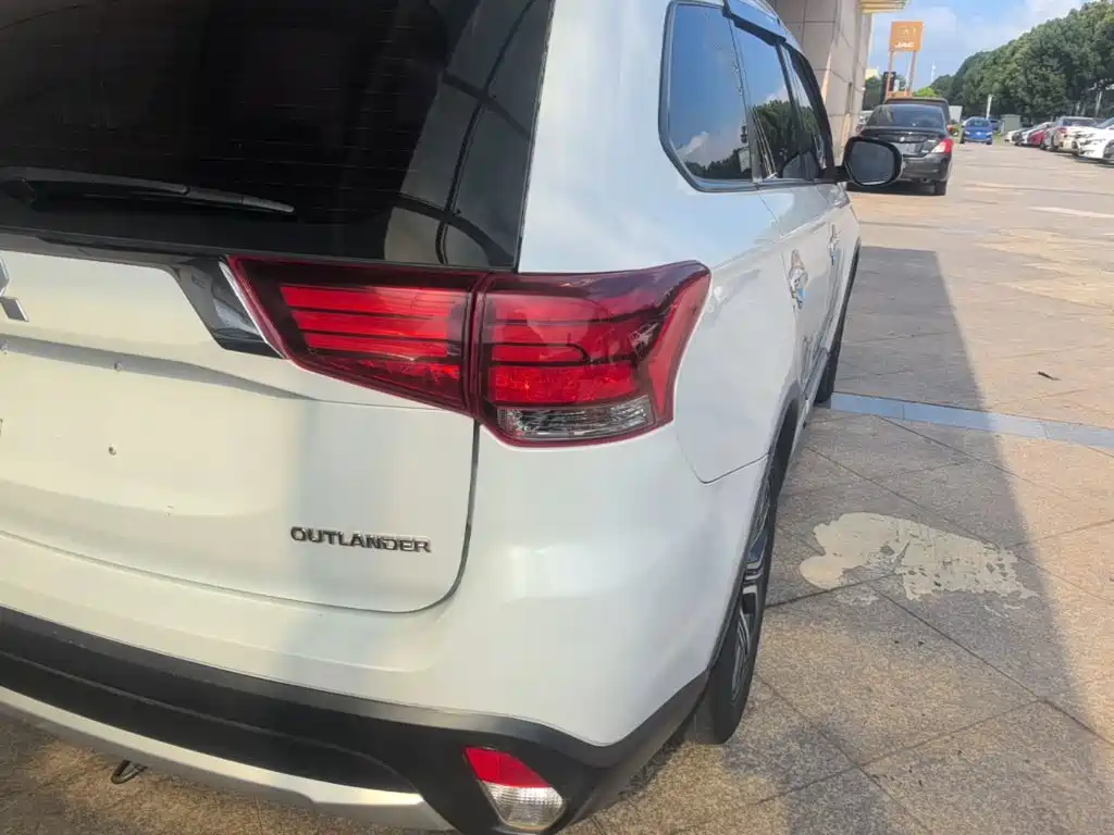 Mitsubishi Outlander — миниатюра 8