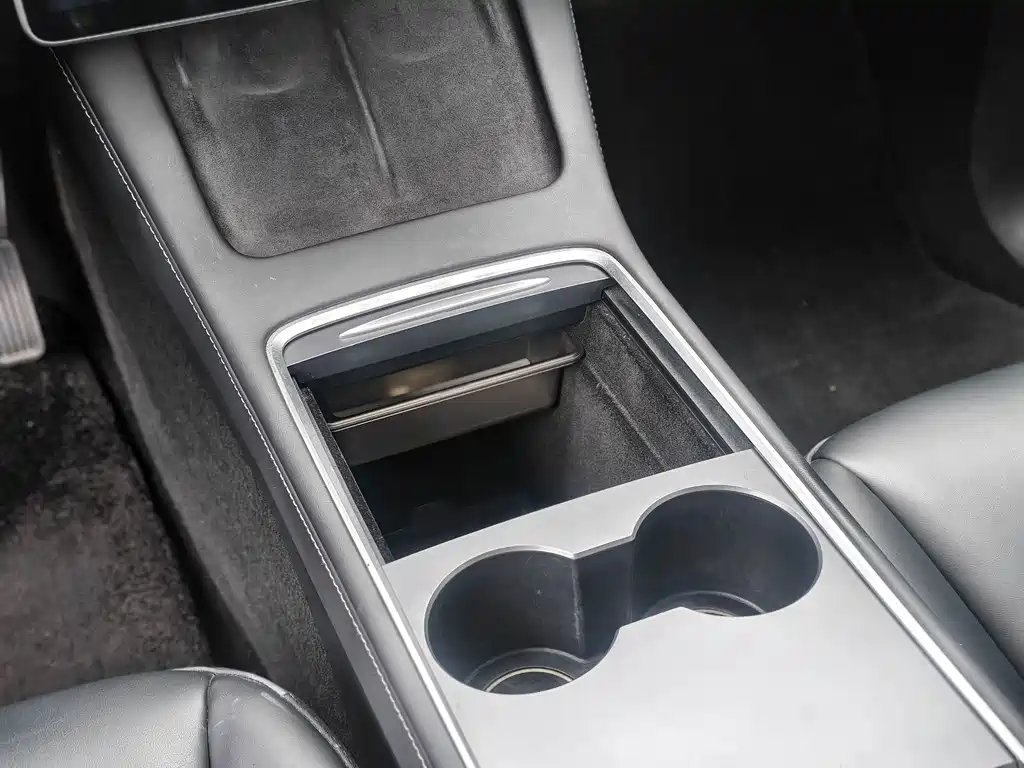 Tesla Model Y — миниатюра 13
