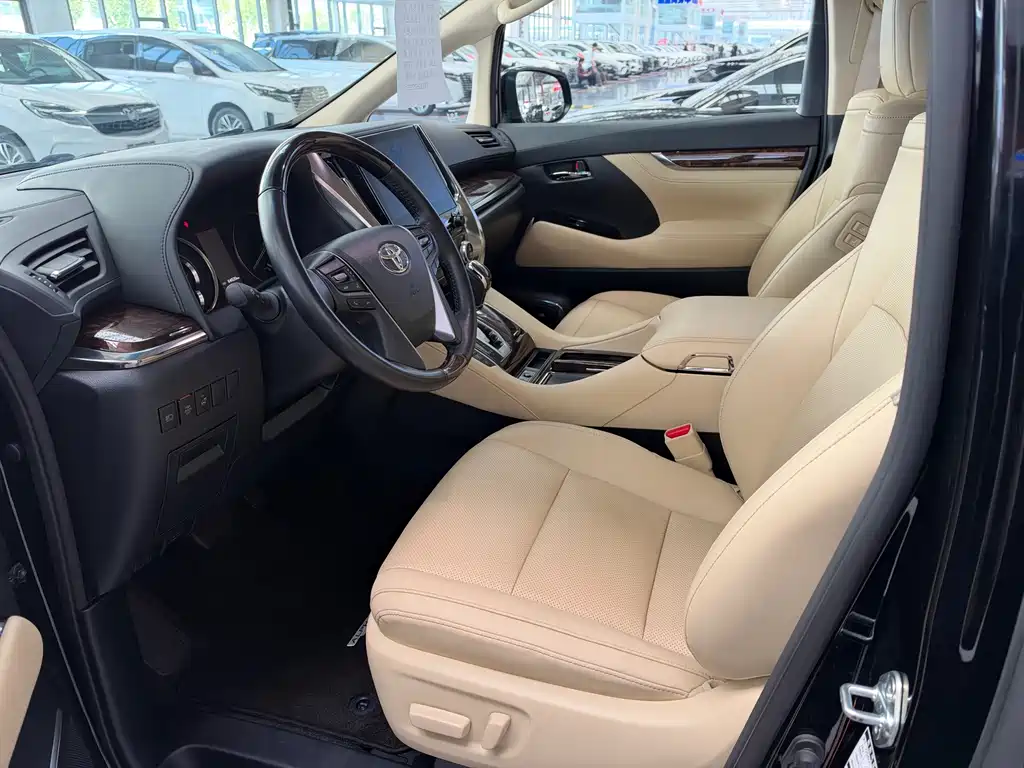 Toyota Alphard — миниатюра 5