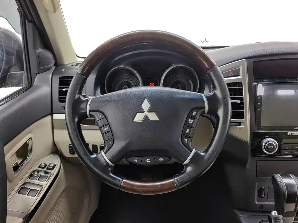 Mitsubishi Pajero (Import) — миниатюра 14