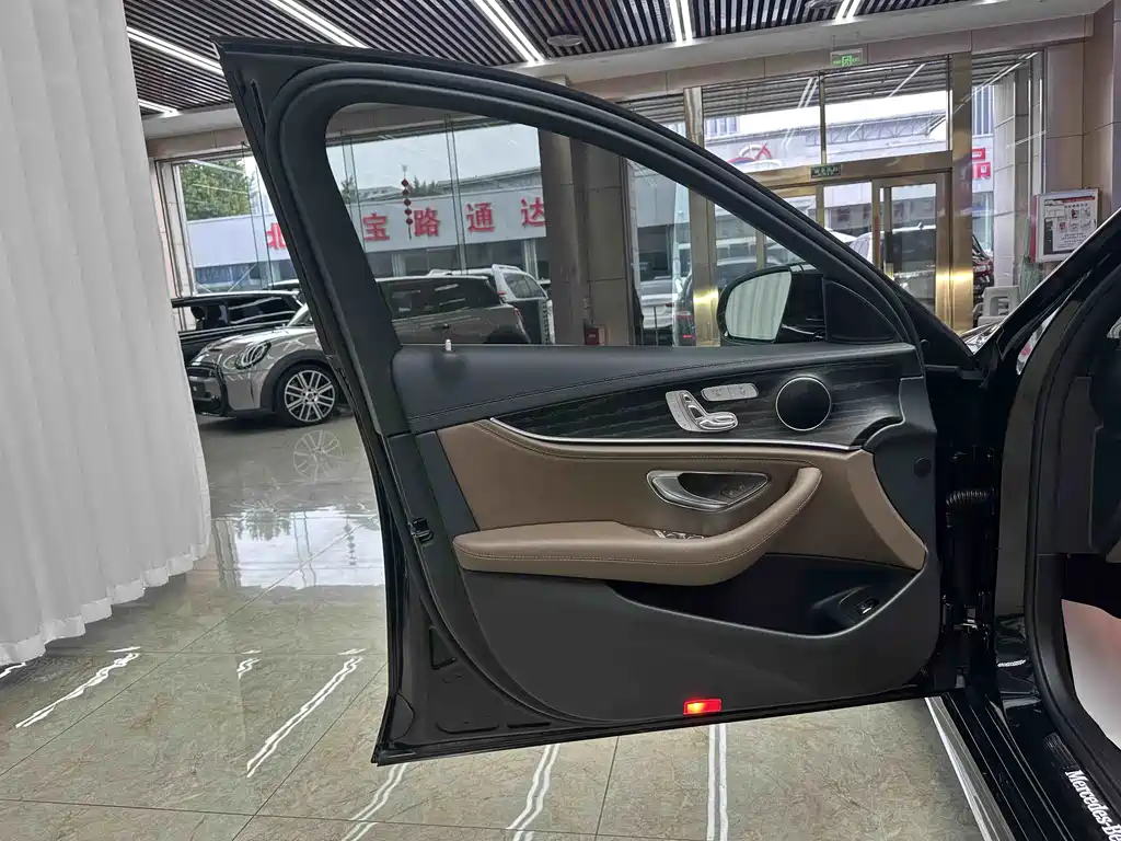 Mercedes-Benz E-Class — миниатюра 13