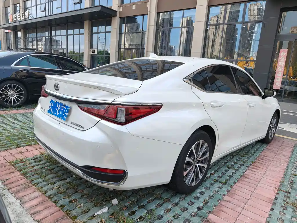 Lexus ES — миниатюра 8