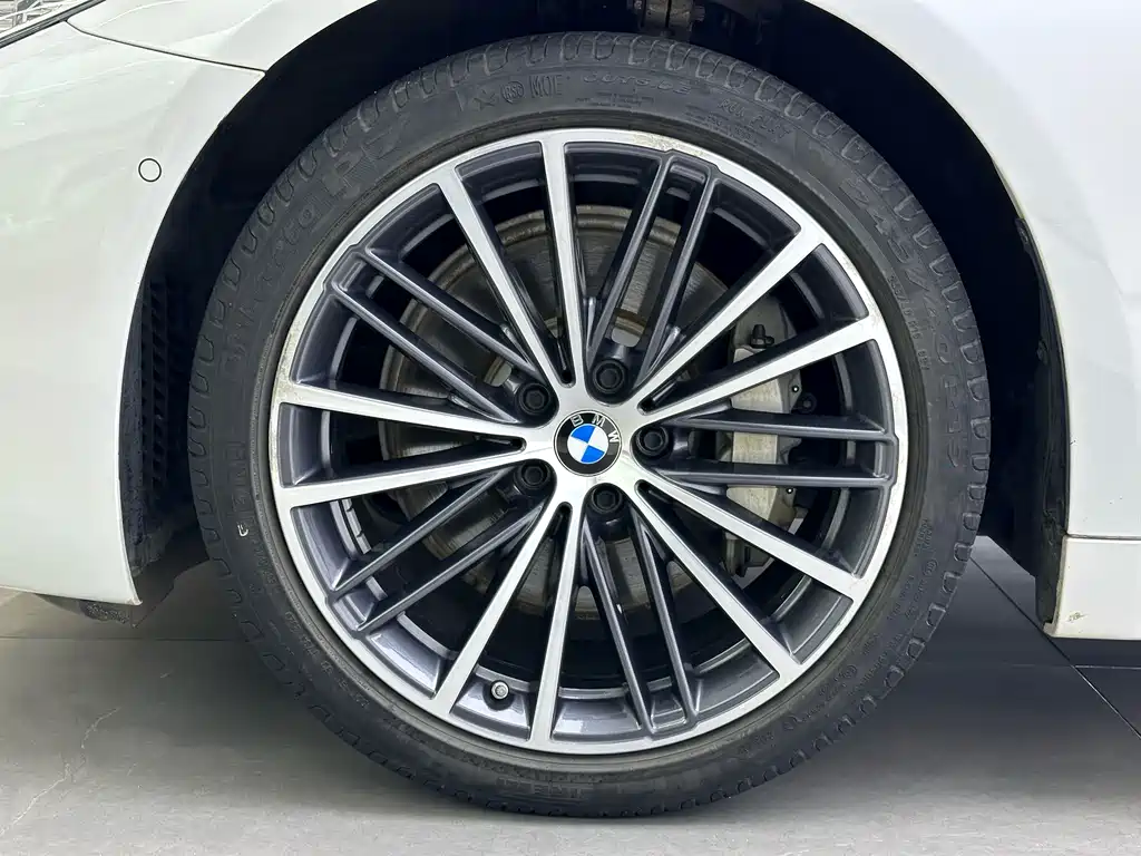 BMW 5 Series — миниатюра 7