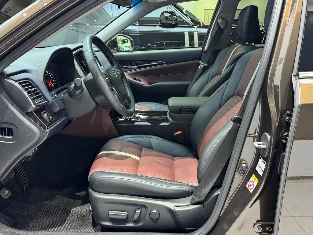 Toyota Crown — миниатюра 10