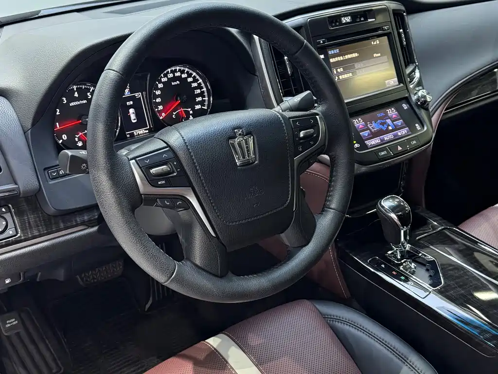 Toyota Crown — миниатюра 12
