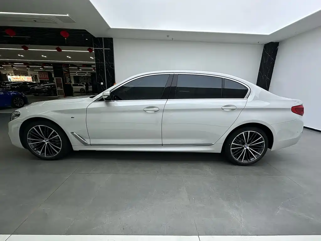 BMW 5 Series — миниатюра 10