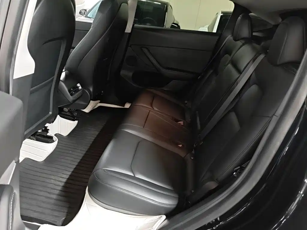 Tesla Model Y — миниатюра 17