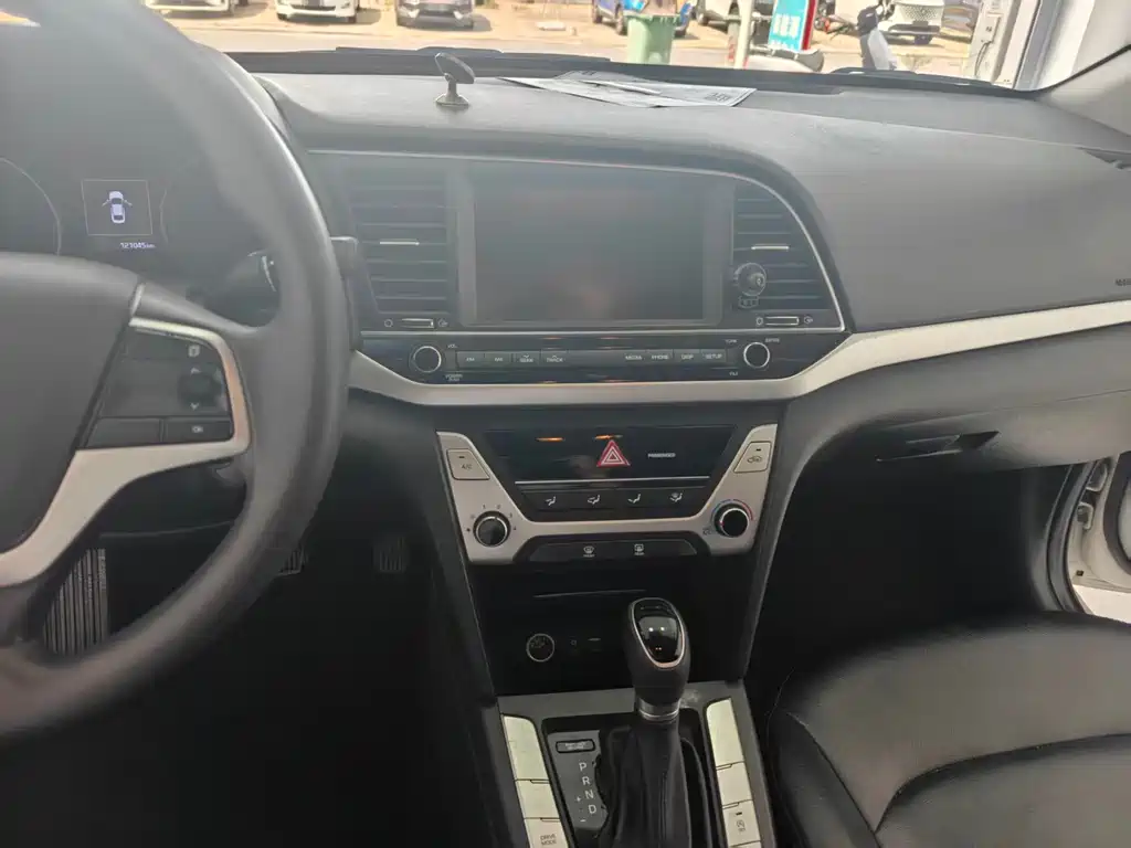 Hyundai Elantra — миниатюра 6