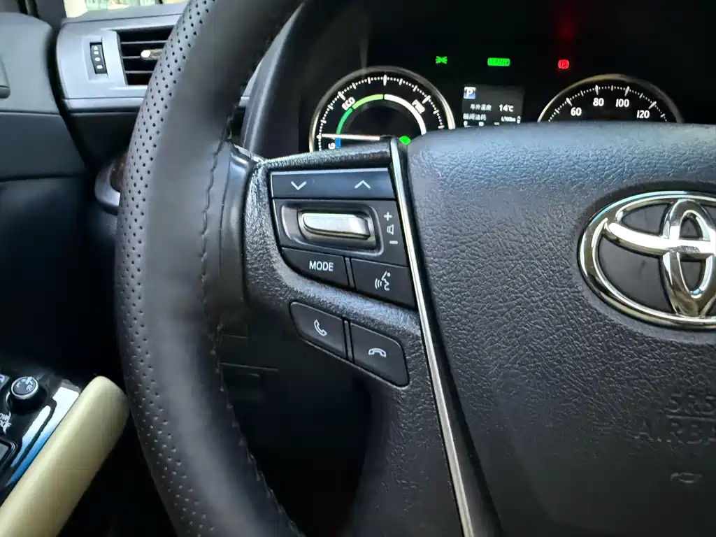 Toyota Alphard — миниатюра 23