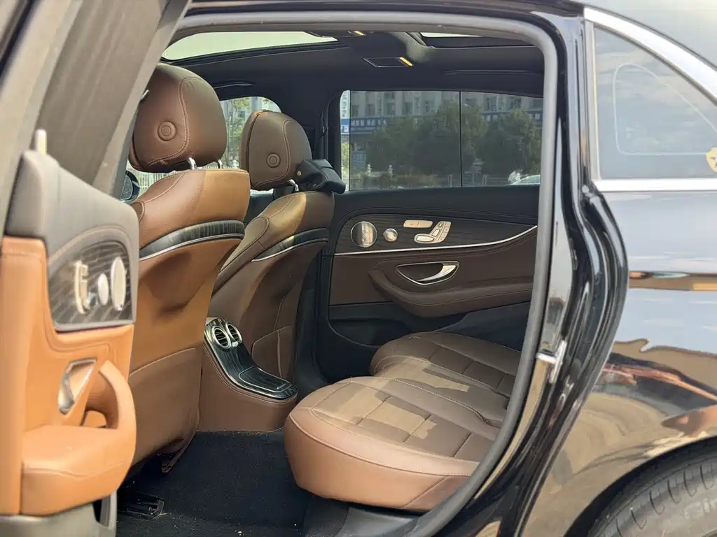 Mercedes-Benz E-Class — миниатюра 7