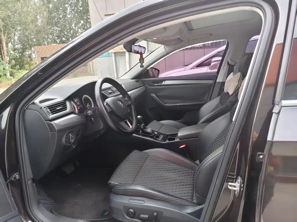 Skoda Superb — миниатюра 3
