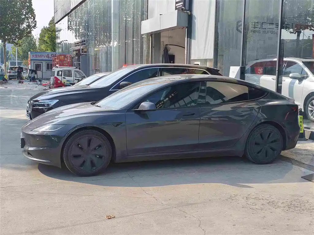 Tesla Model 3 — миниатюра 3