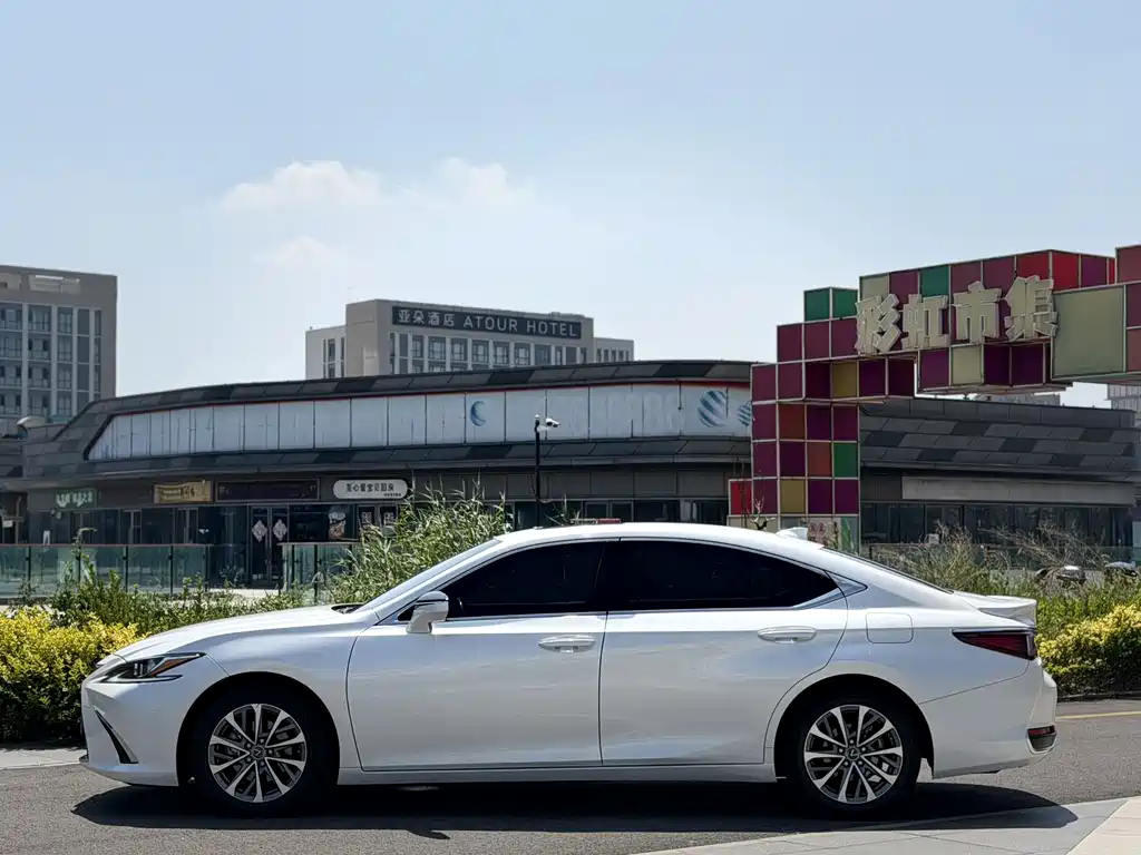 Lexus ES 2022 300h